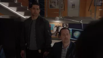 All Saints Brace Crew camiseta de algodón cepillada usada por Nick Torres (Wilmer Valderrama) como se ve en NCIS (S20E20)