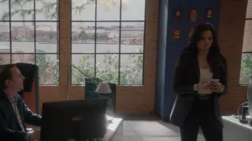 Teoría Etiennette Blazer usado por Jessica Knight (Katrina Law) como se ve en los trajes de la serie de televisión NCIS (S20E20)