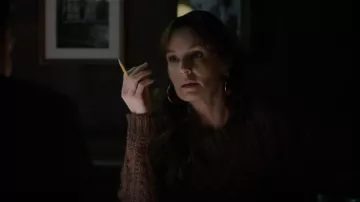 Free People Cutting Edge Cable Sweater usado por Birdie Nicoletti (Sarah Wayne Callies) como se ve en The Company You Keep (S01E10)