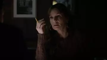 Free People Cutting Edge Cable Sweater porté par Birdie Nicoletti (Sarah Wayne Callies) comme on le voit dans The Company You Keep (S01E10)