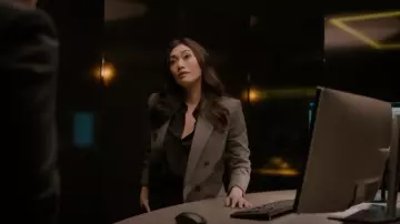 Chemise essentielle d’équipement portée par Emma Hill (Catherine Haena Kim) vue dans The Company You Keep (S01E10)