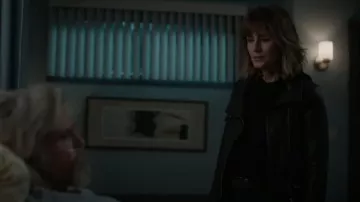 AllSaints Bales Leather Jacket porté par Sharon Leone (Diane Farr) vu dans Fire Country (S01E20)