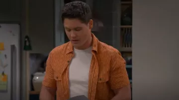 Camisa de campamento de manga corta para hombres de Frye And Co. usada por Quinten (Matt Shively) como se ve en Lopez vs Lopez (S01E22)