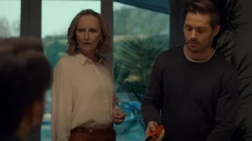 L'Academie Lenae Camisa usada por Anne Carlson (Laila Robins) como se ve en Acusado (S01E15)