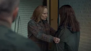 Lauren Ralph Lauren Plaid Fringe Twill Shirt Chaqueta usada por Anne Carlson (Laila Robins) como se ve en Accused (S01E15)