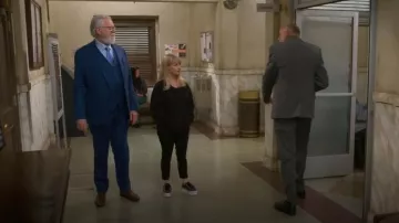 Superga 2790 Platform Black porté par Abby Stone (Melissa Rauch) vu dans Night Court (S01E16)