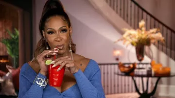 Chanel Clear Resin and Crystal CC Wide Cuff Bracelet usado por Shereé Whitfield como se ve en The Real Housewives of Atlanta (S15E01)