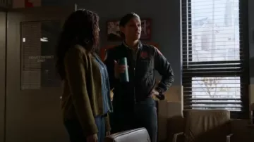 Vince Cashmere Shrunken Cardigan dans Ebba porté par Kylie Estevez (Katelynn Shennett) vu dans Chicago Fire (S11E20)
