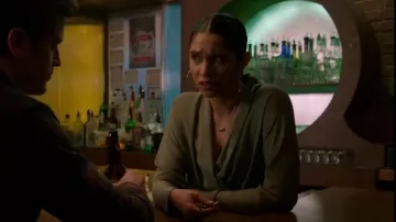 Topshop Green Wrap Body porté par Stella Kidd (Miranda Rae Mayo) vu dans Chicago Fire (S11E20)