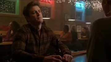 Camisa a cuadros Tomlin Rag & Bone Fit 2 usada por Sam Carver (Jake Lockett) como se ve en Chicago Fire (S11E20)