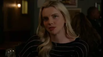 Vince Stripe Wool Blend Sweater in Coastal Combo usado por Sylvie Brett (Kara Killmer) como se ve en Chicago Fire (S11E20)