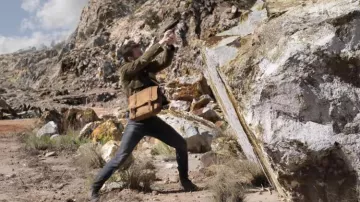 Messenger bag worn by Cole Riggan (Chris Evans) as seen in Ghosted