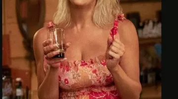 Vestido floral naranja usado por Rebecca Welton (Hannah Waddingham) en Ted Lasso (Temporada 3 Episodio 6)