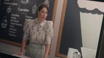 Genema Lace Em­broi­dery Waist Apron worn by Natalie Greer (D'Arcy Carden) as seen in Barry (S04E05)