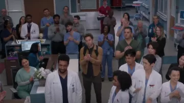 Deus Ex Machina Army Bomber usado por el Dr. Nick Marsh (Scott Speedman) como se ve en Grey's Anatomy (S19E18)