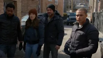 Moose Knuckles Faux-Fur Trim Padded Parka usada por Adam Ruzek (Patrick Flueger) como se ve en Chicago P.D. (S10E20)