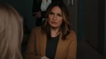 Kate Spade Mini Pendant worn by Detective Olivia Benson (Mariska Hargitay) as seen in Law & Order: Special Victims Unit (S24E21)