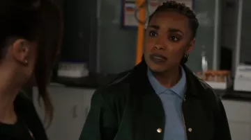 Parka de efecto encerado recortado Stradivarius usada por el detective Tonie Churlish (Jasmine Batchelor) como se ve en Law & Order: Special Victims Unit (S24E21)