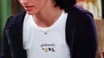 Le t-shirt "Girlfriends" porté par Monica Geller (Courteney Cox) dans la série Friends (Saison 5 Episode 6)