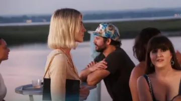 Plaque du logo Saint Laurent Sac à bandoulière porté par Lexi Sundin vu dans Summer House (S07E13)