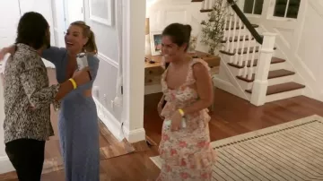 Wayf Milan découpe une robe maxi à volants vue dans Summer House (S07E13)