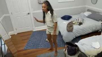 Seul ensemble exclusif de vêtements de nuit Fluffy Knit Polo & Shorts porté par Mya Allen comme on le voit dans Summer House (S07E13)