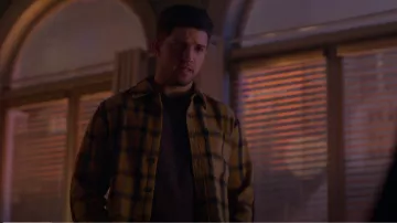 Camisa Guía Todd Snyder en Mustard Multi Check usada por Joaquín Pérez (Bryan Craig) como se ve en Good Trouble (S05E09)