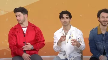 Chaqueta de unidad roja Bonner de Gales usada por Nick Jonas como se ve en Today el 12 de mayo de 2023