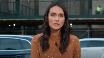 Chemise Sezane Pierro en pois ocre imprimés portée par Lilia Luciano vue dans CBS Mornings le 12 mai 2023