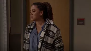 Grillete de gran tamaño cepillado de mayo ruidoso usado por Victoria Hughes (Barrett Doss) como se ve en la Estación 19 (S06E16)