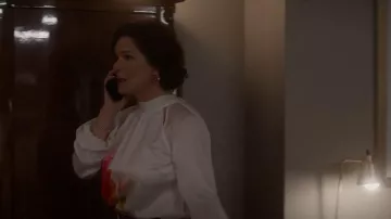 Ted Baker Kattyia Chemisier porté par Margaret (Marcia Gay Harden) vu dans So Help Me Todd (S01E19)