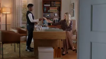 Bombas Prada Pointed Toe 100 usadas por Laura Fine-Baker (Monet Mazur) como se ve en All American (S05E19)
