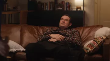 Krimso Tanksgiving usado por Curtis Paltrow (Brandon Scott Jones) como se ve en The Other Two (S03E01)