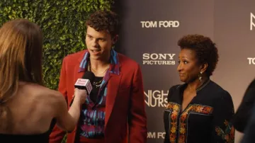 Saloni Bryce Combinaison en crêpe imprimée ceinturée portée par Shuli Kucerac (Wanda Sykes) comme on le voit dans The Other Two (S03E01)