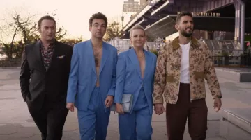 Chaqueta de traje con cinturón de diseño de Asos usada por Brooke Dubek (Heléne Yorke) como se ve en The Other Two (S03E01)