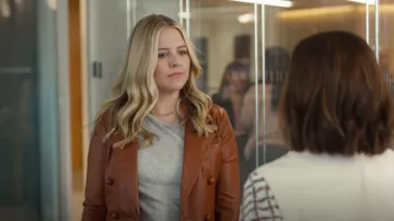 Blazer de cuero vegano nyc en blanco usado por Brooke Dubek (Heléne Yorke) como se ve en The Other Two (S03E02)