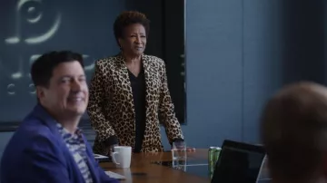 Cadre Classic Velvet Leopard Blazer porté par Shuli Kucerac (Wanda Sykes) vu dans The Other Two (S03E03)