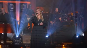 Ulla Johnson Mari Falda usada por Kelly Clarkson como se ve en The Kelly Clarkson Show el 9 de mayo de 2023