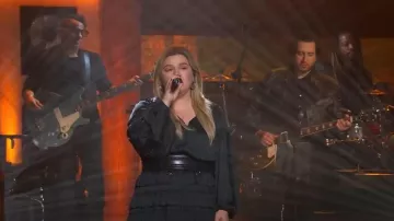 Ulla Johnson Maeve Blusa usada por Kelly Clarkson como se ve en The Kelly Clarkson Show el 9 de mayo de 2023