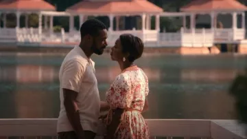 Antonio Melani x Kimberly Whitman Mari V-Neck Short Sleeve Floral Maxi Dress usado por Helen Decatur (Heather Headley) como se ve en Sweet Magnolias (S02E08)
