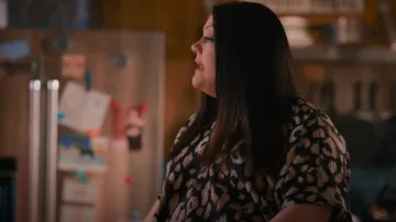 Chemise H&M Leopard portée par Dana Sue Sullivan (Brooke Elliott) vue dans Sweet Magnolias (S02E08)