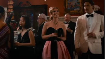 Monique Lhuillier Velvet corsage Jupe Robe de bal Rose portée par Maddie Townsend (JoAnna Garcia) vue dans Sweet Magnolias (S02E08)