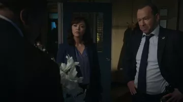 Blazer Theory Etiennette usado por María Báez (Marisa Ramírez) como se ve en Blue Bloods (S13E20)