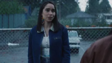 Sunday Best Detroit Jacket usada por Addy Soctomah (Rachel Colwell) como se ve en Nancy Drew (S03E10)