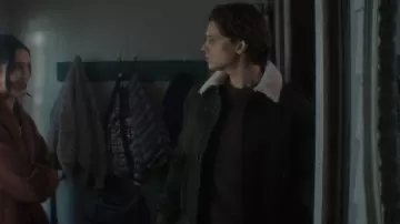 La veste en laine kaki Kooples portée par Ace (Alex Saxon) vue dans Nancy Drew (S03E11)