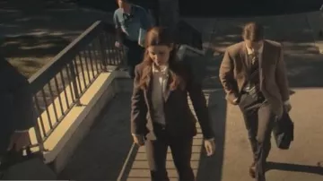 Teoría Pantalón Demitria en buena lana Nogal usado por Ashley Poet (Kate Mara) como se ve en la Clase del '09 (S01E01)