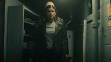 Chaqueta de motocicleta de cuero lavado Madewell: Edición de hardware de latón usada por Ashley Poet (Kate Mara) como se ve en la clase de '09 (S01E01)