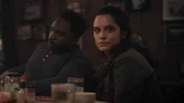 El Normal Brand Boyfriend CPO Shacket usado por Hour (Sepideh Moafi) como se ve en la Clase del '09 (S01E01)