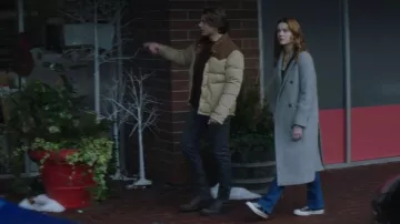 Massimo Dutti Long Herringbone Wool Coat porté par Nancy Drew (Kennedy McMann) vu dans Nancy Drew (S03E13)