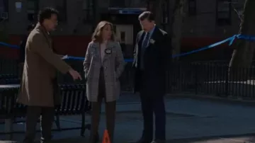 Belle & Bloom Ex-boyfriend Wool Blend Oversize Veste portée par la détective Crystal Morales (Elizabeth Rodriguez) vue dans l’est de New York (S01E21)